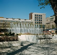 Kungsträdgården. Planteringar och fontäner sedda mot Sverigehuset