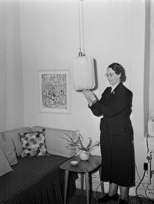 Kungsgatan 78. Bosättningskonsulenten Lilly Arrhenius demonstrerar en lampskärm på armaturutställningen ""Lampan""