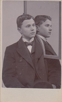 John Petrus Åström, 16 år - polisfotografi med spegel