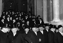 Riksdagspolitiker i rockar och höga hattar tågar upp till Slottskapellet och 1951 års riksdagsöppnande