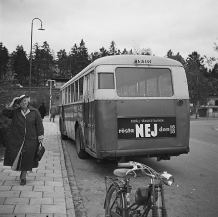 Buss med reklamskylt inför folkomröstningen om högertrafik 1955