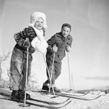 Två flickor åker skidor
