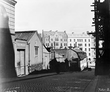 Brunnsgatan österut från Brunnsgatan 9. Trähuset t.v. i bild revs och ersattes med stenhus 1901