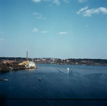 Från Tranebergsbron norrut mot Minnebergs industriområde och Ulvsundasjön. I bakgrunden byggnadsarbeten i Huvudsta, Solna