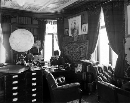 Osmanska rikets minister Serif Pasha i sitt arbetsrum på Kommendörsgatan 32.