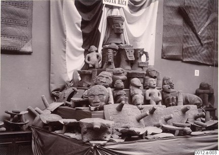 Svartvitt fotografi som visar gudabilder och andra stenföremål utställda på Konstakademien 1900