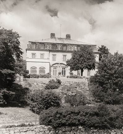 Fotografiet visar Slottet på Waldemarsudde sett från söder med slottsterrassen i förgrunden år 1948.