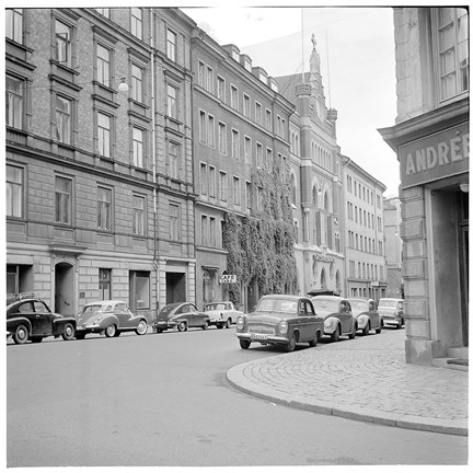 Svartvitt fotografi som visar hörnet Grev Turegatan mot Östermalmsgatan