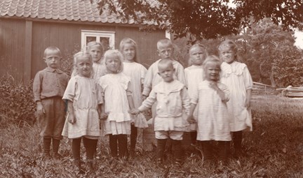 Gruppbild med barnen som var på Små Försök 1912. Lill-Greta står i raden längst fram till vänster.