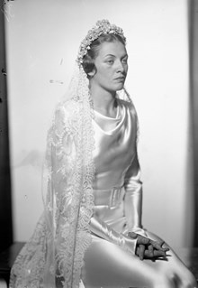 Porträtt av kvinna, Axelsson-Johnsson, i brudklänning