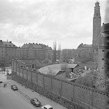 Östermalmsfängelset sett från Rådmansgatan 7. Engelbrektskyrkan i fonden