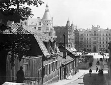 Lutternsgatan österut, gatan korsar Norrlandsgatan samt Biblioteksgatan och slutar vid Stureplan. 1905-11 utschaktades Lutternsgatan genom Brunkebergsåsen och fick namnet Kungsgatan