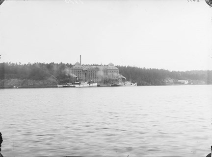 Kvarnholmen från Saltsjön, kvarnen Tre kronor