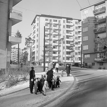 En grupp barn och några vuxna vid Furusundsgatan