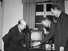 Försök med TV-sändning i Riksdagshuset. Statsutskottet får ta del av ett program producerat av en arbetsgrupp på Tekniska högskolan