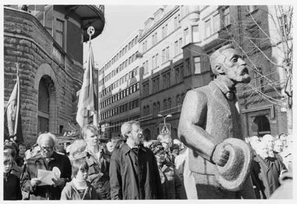 Demonstration på första maj vid statyn Mäster Palm. 
