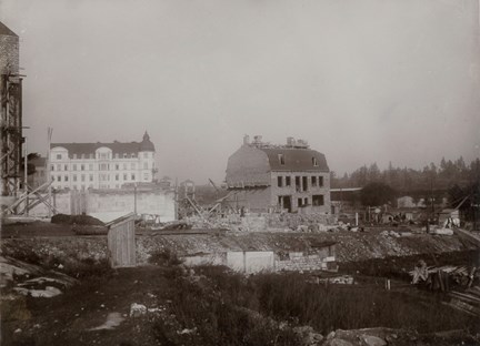 Platsen där fastigheten Trädlärkan 9 var på väg att uppföras 1909.