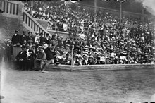 Olympiska spelen i Stockholm 1912. K.K. Mc Arthur, Sydafrika, springer in på Stadion som segrare i marathonloppet.