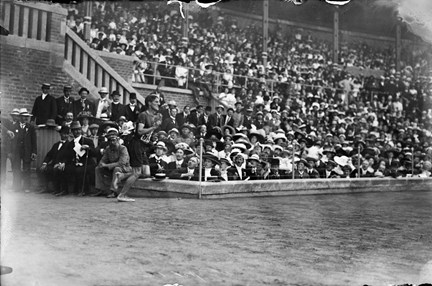 Olympiska spelen i Stockholm 1912. Segraren K.K. Mc Arthur, Sydafrika, springer in på Stockholms stadion.