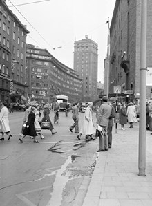 Gångtrafikanter korsar Kungsgatan vid Hötorget, vy mot Kungsgatan österut