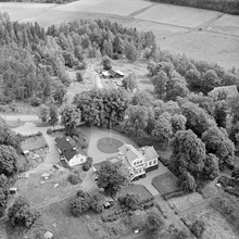 Flygbild över Järvafältet. Kista gård gravfält 164 på gårdens mark samt Gravfält 157 mot Ärvinge Gård och Rinkeby.