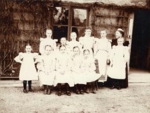 Gruppbild, flickor och personal. Kungsholms barnhem låg vid den senare Lindhagensgatan 1892-1926