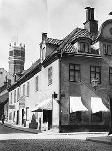 Östgötagatan 11 vid hörnet av Katarina Högbergsgata 26. Mosebacke Vattentorn i fonden