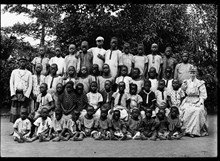 Skolfoto från Mukimbungu missionsstation, Kongo, lärare Ruth Walfridsson och elever
