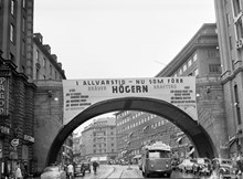 Högerns valaffisch på Malmskillnadsbron, sedd från Kungsgatan