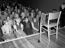 Fredhälls folkskola (Fredhällsskolan). Skolbarnen lyssnar på statsrådet Weijnes minnestal om Gustaf V i radio