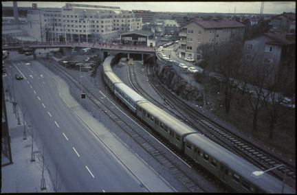 Vy över ett tunnelbanetåg med gröna och blå vagnar vid Globens tunnelbanestation.