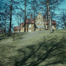 Sophiahemmets annex, ""Solhem"", sett från Valhallavägen. Blåsippor i förgrunden
