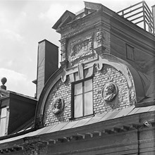 Malmskillnadsgatan 35. Restaurang Oxen-Hungaria. Takvåningens fasad med porträttmedaljonger och årtalet 1883
