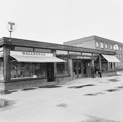 Butiken Wallbergs och ingång till Örnsbergs tunnelbanestation.