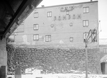 Kv. Järngraven Övra från öster. Bilden är tagen från Sjöbergsplan under Västra Slussgatan. Kvarteret som låg mellan Sjöbergsplan och Södermalmstorg revs 1954