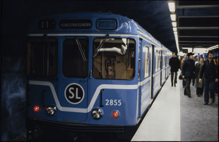 Ett blått tunnelbanetåg står vid perrongen vid T-Centralens station år 1978. 