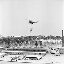 Helikopter över området vid LM Ericssons fabriker. I bakgrunden kvarteren Lineotypen, Stilgjutaren och Ombytaren.