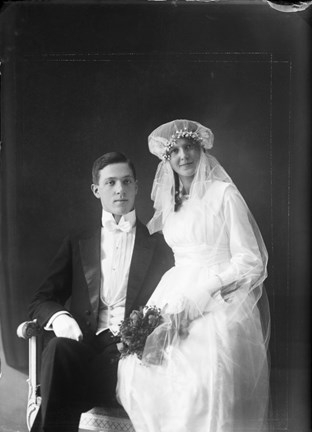 Bröllopsporträtt av Gösta Nyqvist och hans hustru.