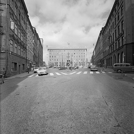 Brunkebergstorg mot norr från Malmtorgsgatan. Telestyrelsens byggnad i fonden