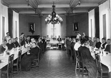 Borgerskapets änkehus, Norrtullsgatan 45. Interiör med boende och personal vid måltid i den gemensamma matsalen.