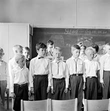 Barn sjunger vid skolavslutningen. Enskedefältets skola, lågstadiet