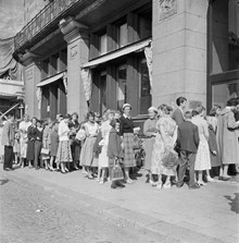 Tegelbacken 2, Centralpalatset. Runt spårvägens kortcentral slingrade sig en kö av skolbarn, för att köpa skolkort till spårvagnen.