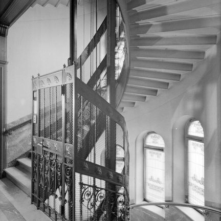 Linnégatan 85; hiss i bostadsplan, vänster trapphus