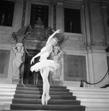 Gustav Adolfs Torg 2, Operan, premiärdansösen  Mariane Orlando dansar balett i trappan
