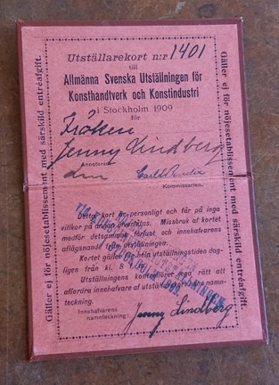 En röd inträdesbiljett till allmänna utställningen för konsthantverk och konstindustri 1909