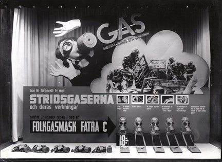 Folkgasmasken Fatra C i MEA:s skyltfönster mellan cirka 1940 - 1945