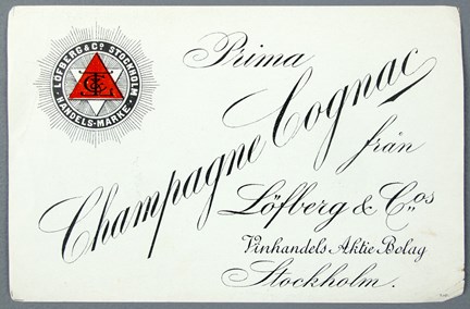 Cognacsetikett tryckt i svart och rött med text.