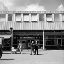 Ingången till tunnelbanestationen i Vällingby år 1955