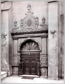 Jakobs kyrkas norra port med portal