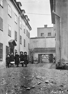 En grupp flickor på gården till Katarina Högbergsgata 26. Nuv. Högbergsgatan 26